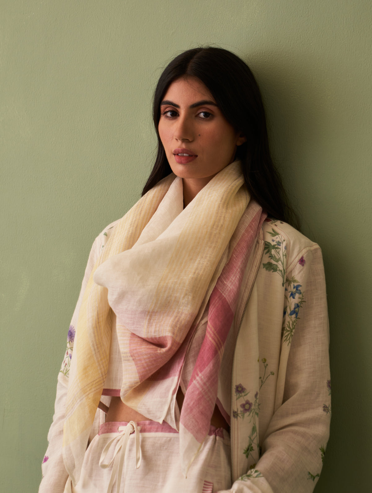 A beautiful, soft and elegant scarf of merging colour in offers silk, cotton and linen.